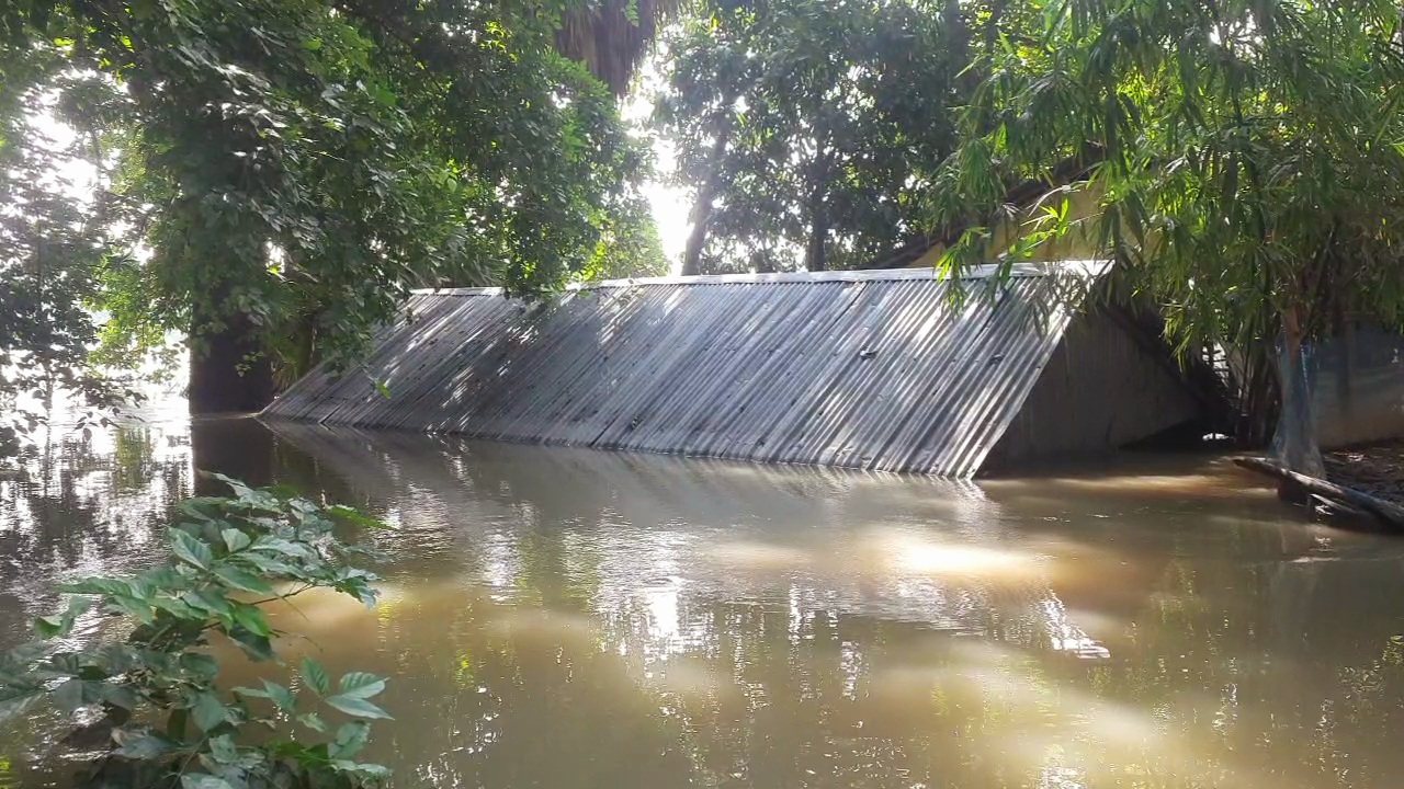 নওগাঁয় বাঁধ ভেঙে গ্রামের পর গ্রাম প্লাবিত